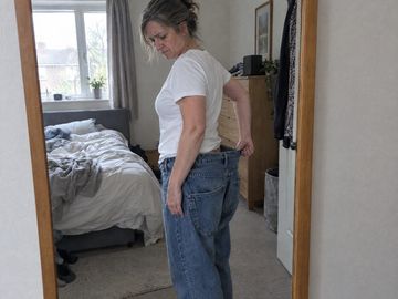 Loose jeans, flat seat